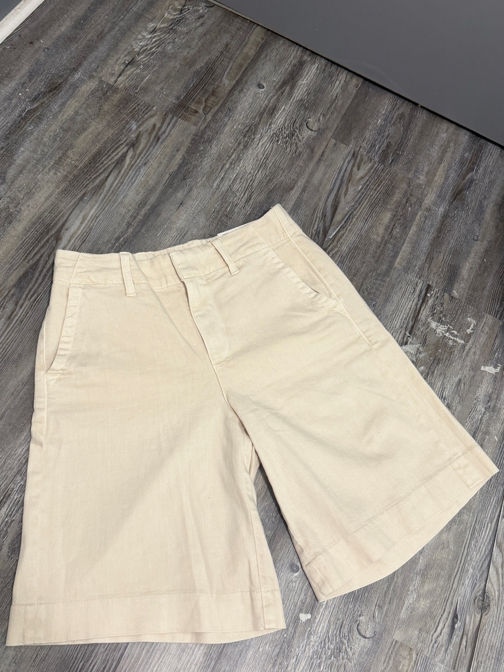 American Eagle Outfitters Beige Bermuda Shorts size 000